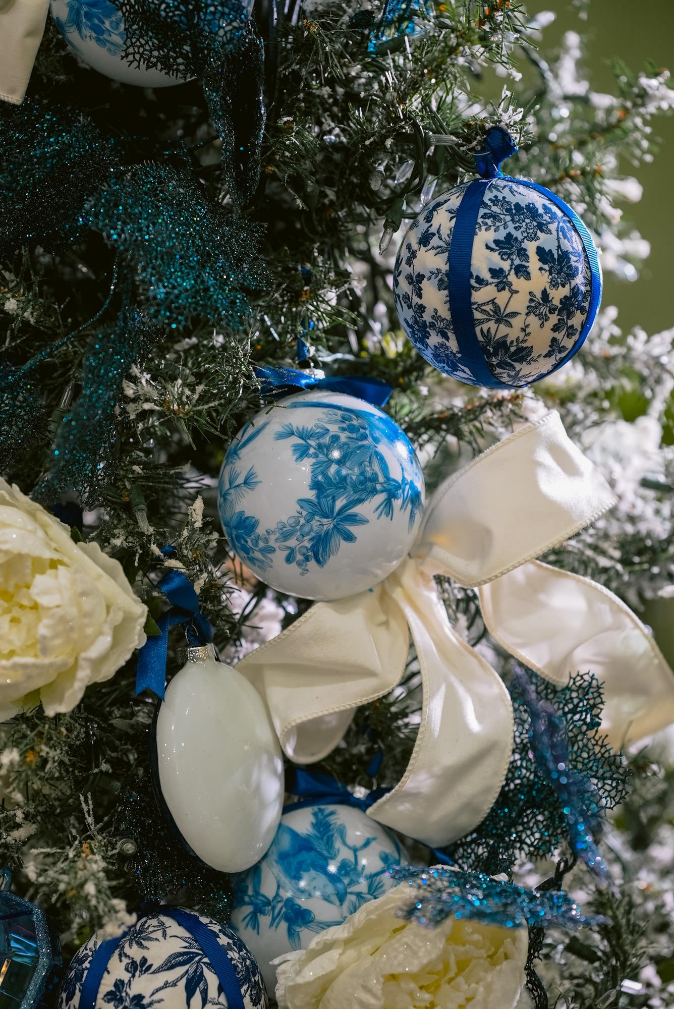 Blue and White Christmas tree - ornate blue and white christmas tree ornaments 