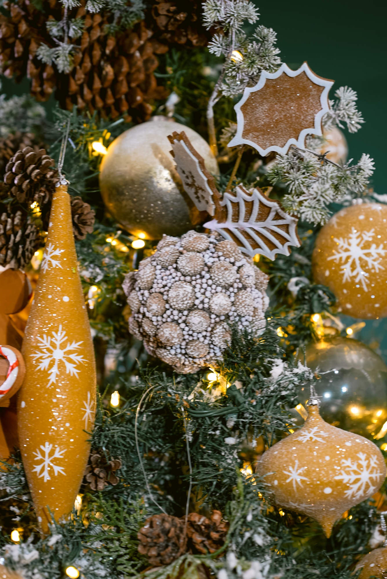 gingerbread Christmas decor, gingerbread Christmas tee gingerbread shaped leaf cutouts and sparkling ornaments 