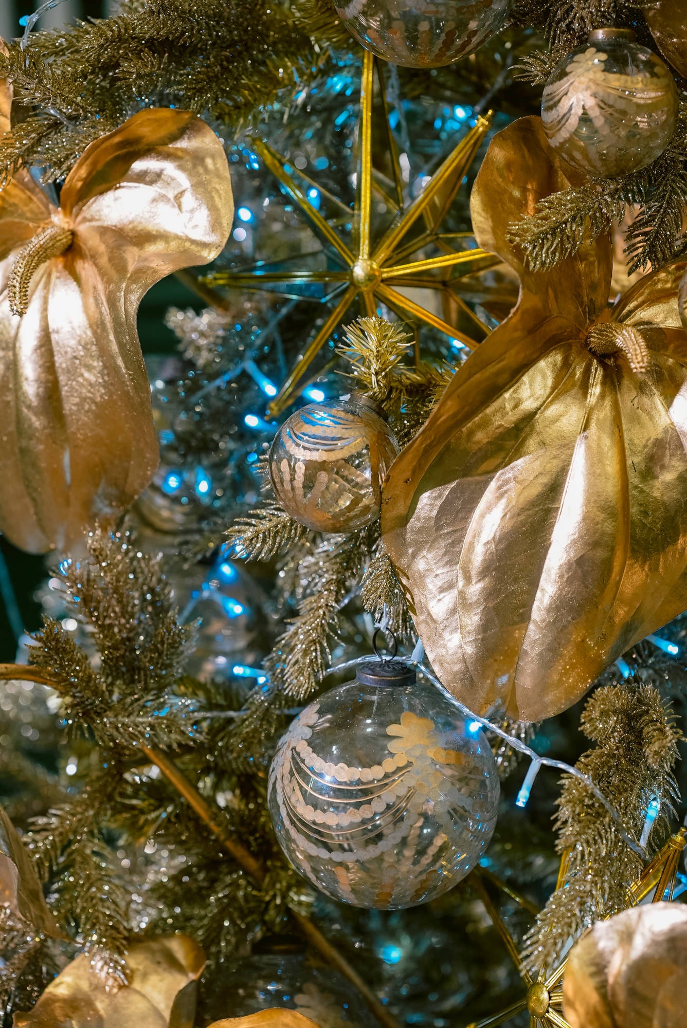 Gold Christmas Tree - Gold Christmas Tree Decorations of Star Ornaments, Flowers, Frosted Gold Tree 