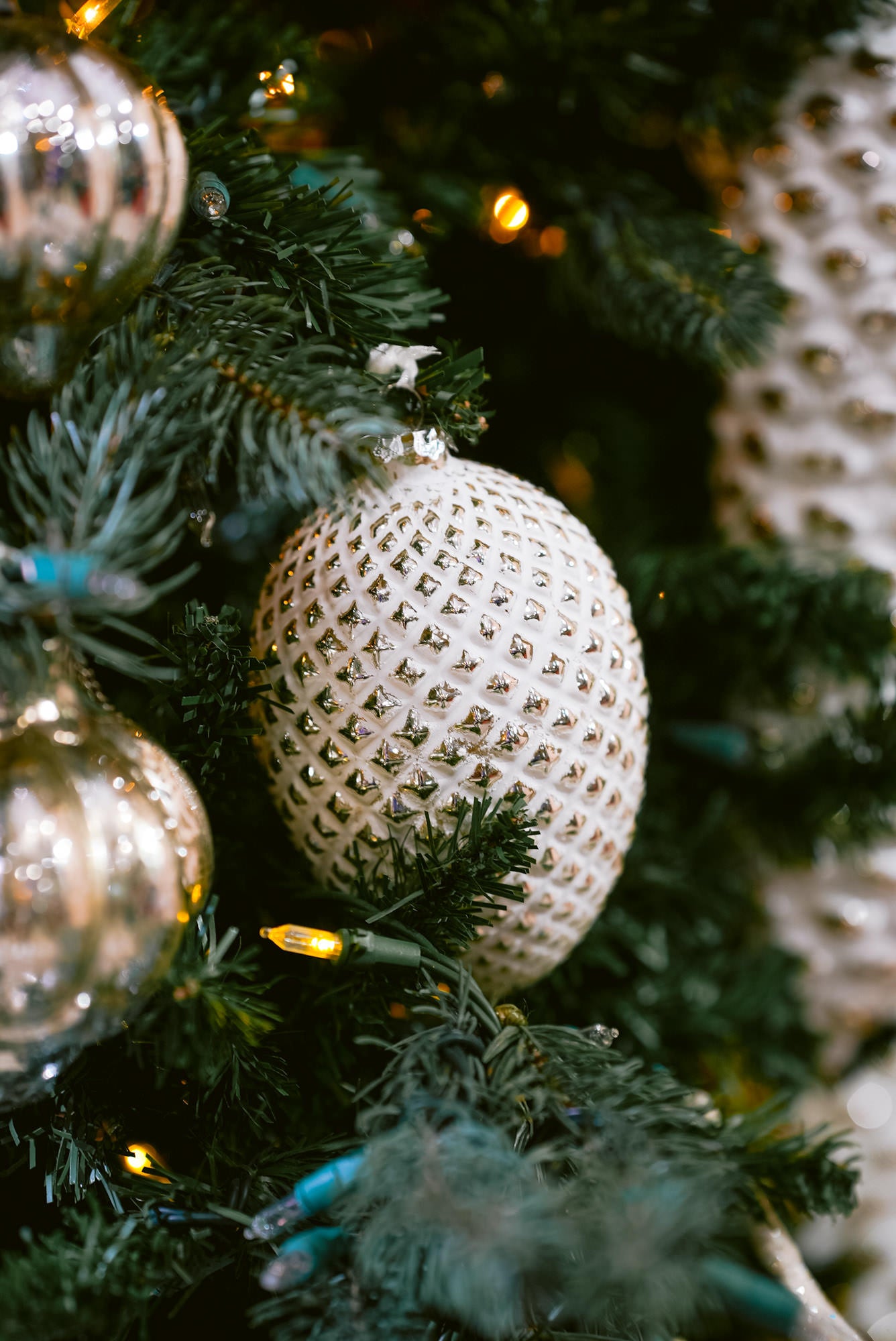Silver Christmas Tree - White and Silver Christmas Tree Ornaments 